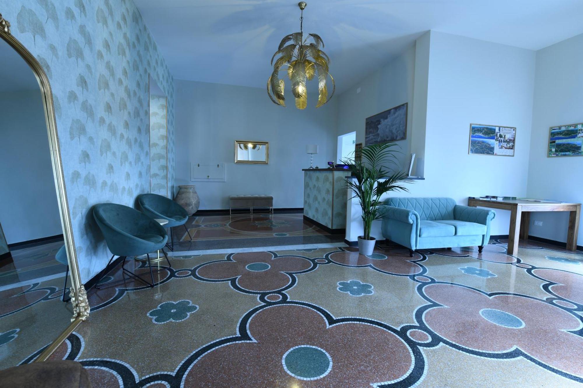 Hotel La Tavernetta Варацце Экстерьер фото
