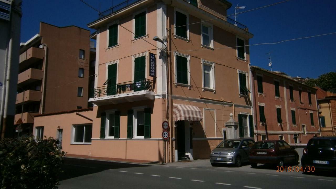Hotel La Tavernetta Варацце Экстерьер фото