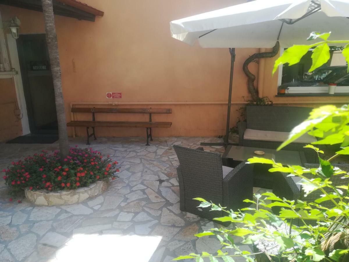 Hotel La Tavernetta Варацце Экстерьер фото