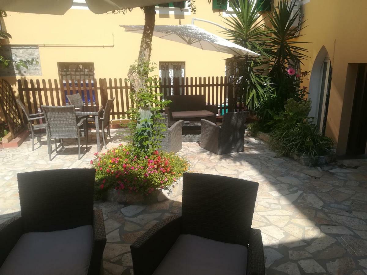 Hotel La Tavernetta Варацце Экстерьер фото