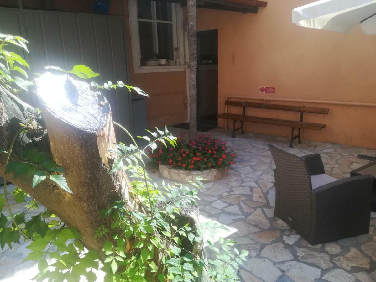 Hotel La Tavernetta Варацце Экстерьер фото